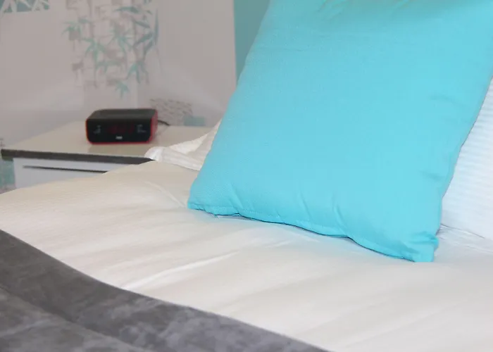 Au Petit Bonheur Hotel 2*